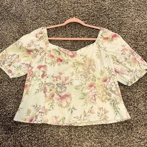 H&M | Floral boho top with sweetheart neckline, puff sleeves and princess seams